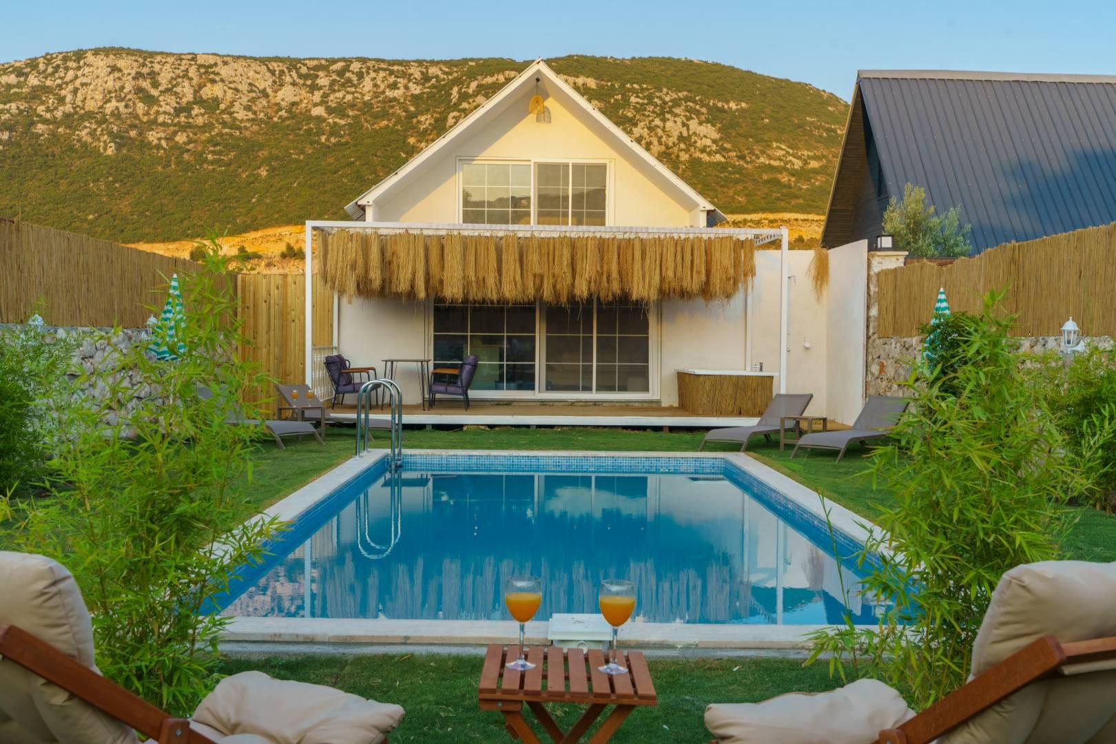 Kaş Bezirgan'da Huzurlu Konumda, Özel Havuzlu, Şık Villa-43350