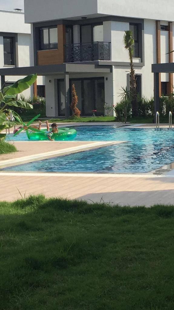 Kuşadası Soğucak'ta Elverişli Konumda, Ortak Havuzlu, Kiralık Villa-27036
