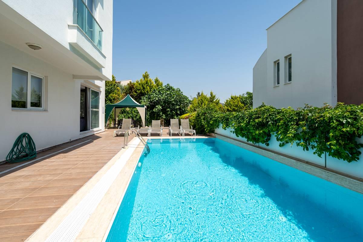 Kuşadası Kadınlar Denizi'nde Harika Manzaralı, Özel Havuzlu, Şık Villa-12719