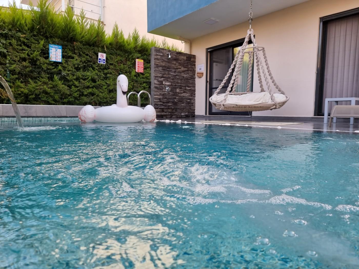 Kuşadası Soğucak'ta Masajlı Havuzlu, Akıllı Ev Sistemine Uygun Villa-19259