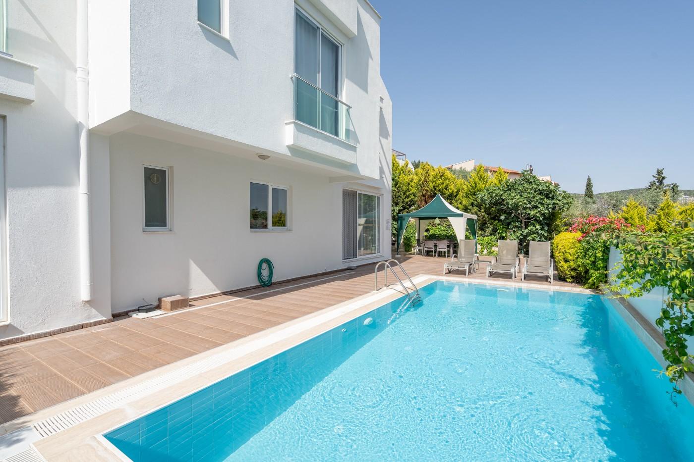 Kuşadası Kadınlar Denizi'nde Harika Manzaralı, Özel Havuzlu, Şık Villa-12719