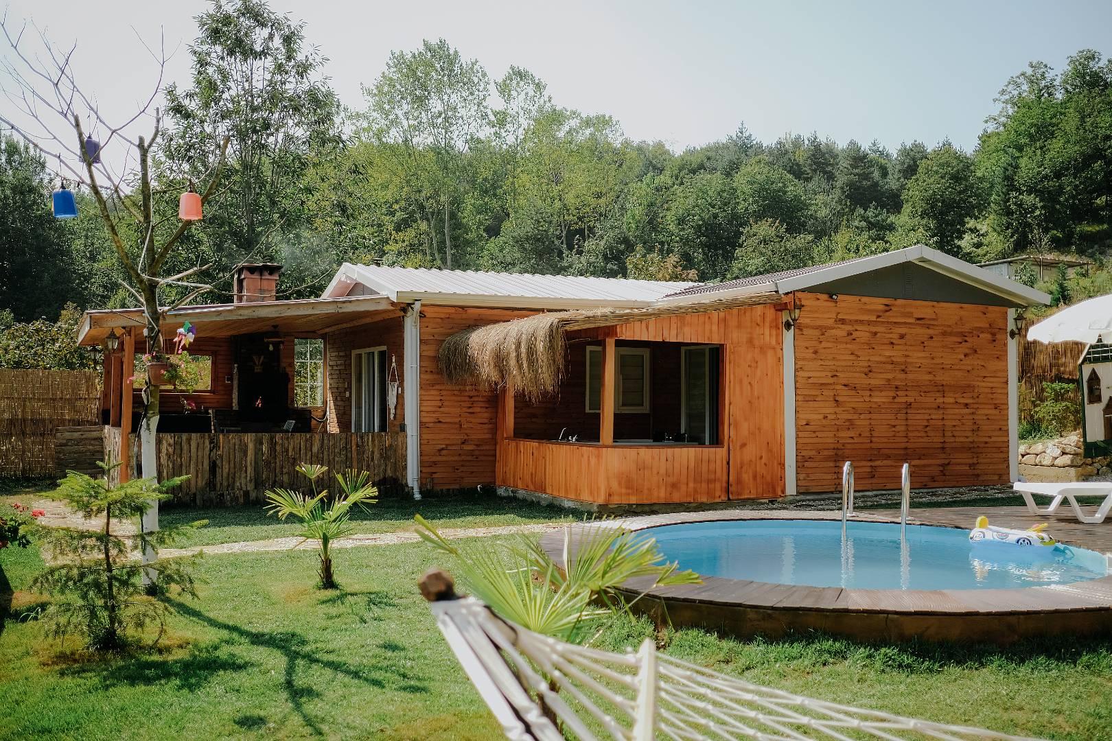 Sapanca Memnuniye'de Geniş Bahçeli, Şömineli ve Jakuzili, Şık Villa-31692