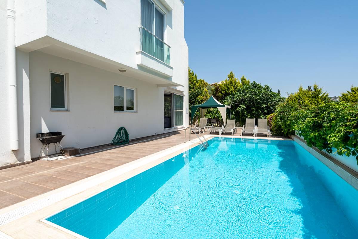 Kuşadası Kadınlar Denizi'nde Harika Manzaralı, Özel Havuzlu, Şık Villa-12719