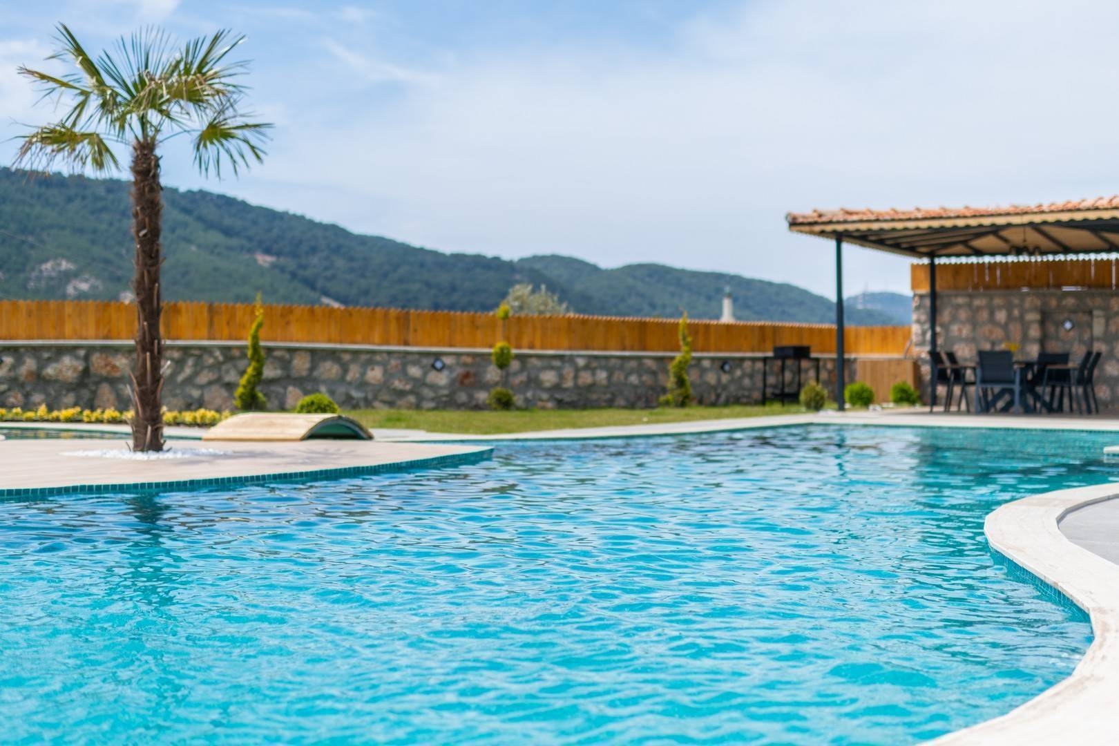 Kaş Sarıbelen'de Çocuk Oyun Alanlı, Geniş Havuzlu, Şık Villa