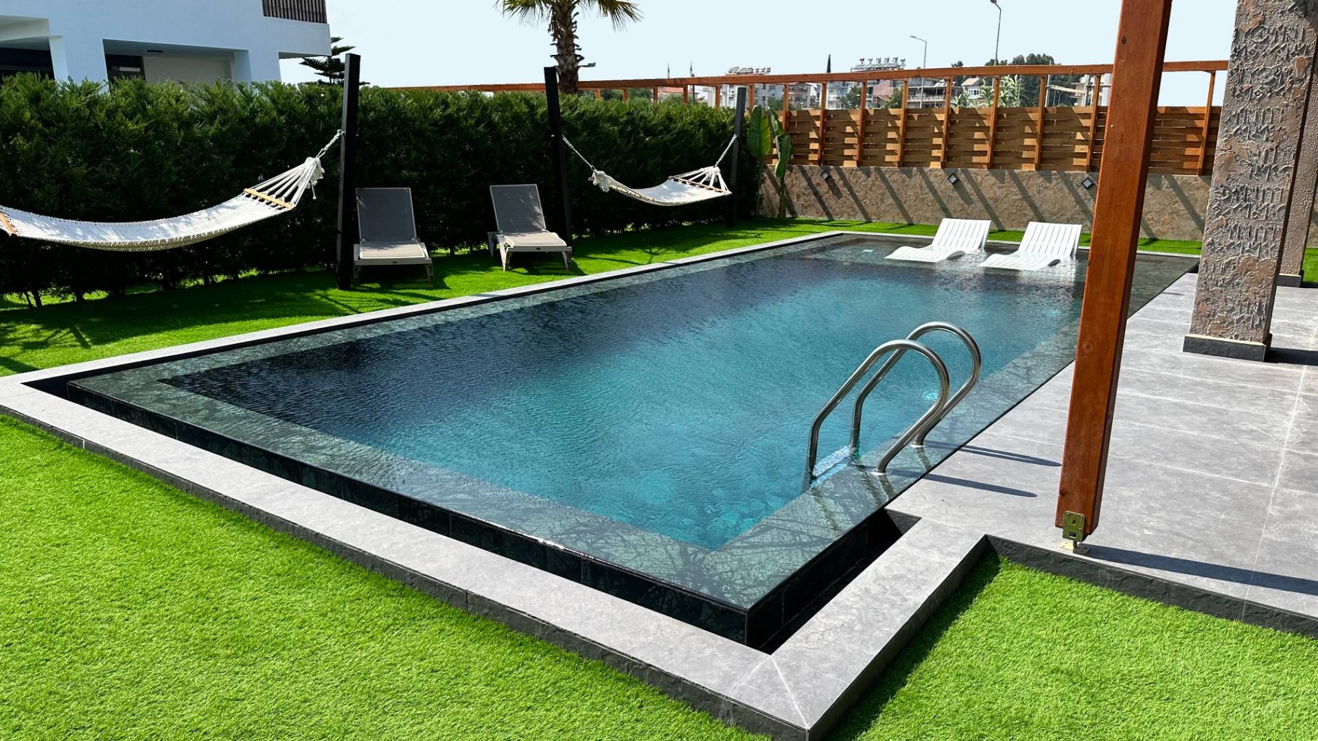 Antalya Serik'te Yeşillikler İçerisinde, Özel Havuzlu, Modern Villa