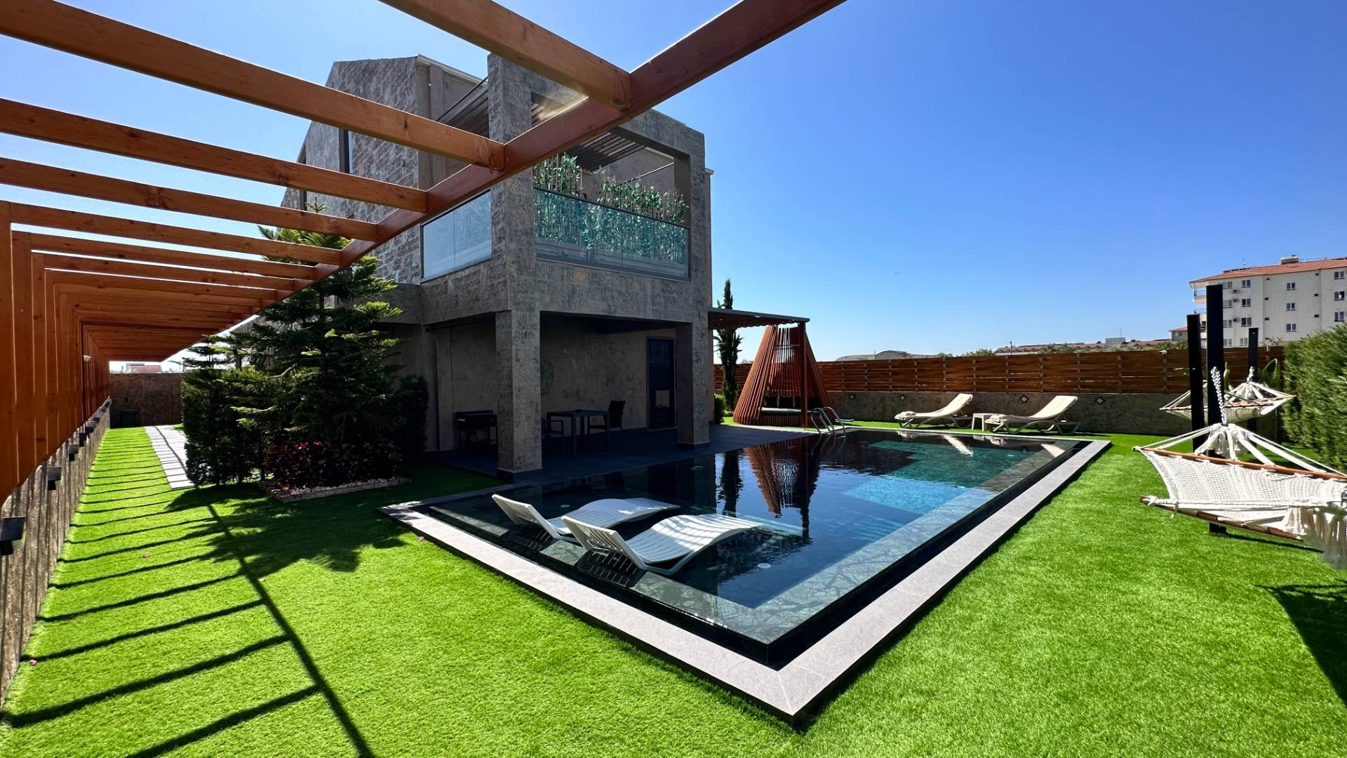 Antalya Serik'te Yeşillikler İçerisinde, Özel Havuzlu, Modern Villa