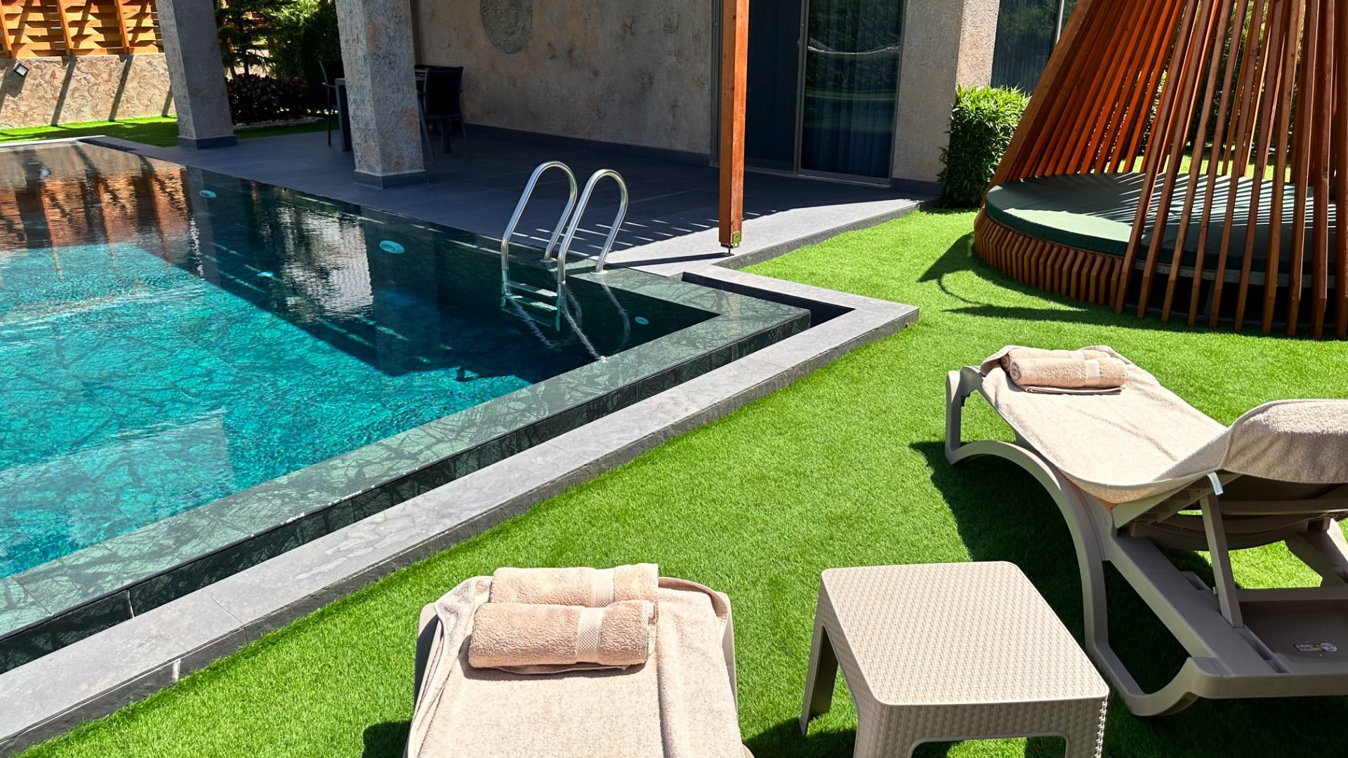 Antalya Serik'te Yeşillikler İçerisinde, Özel Havuzlu, Modern Villa