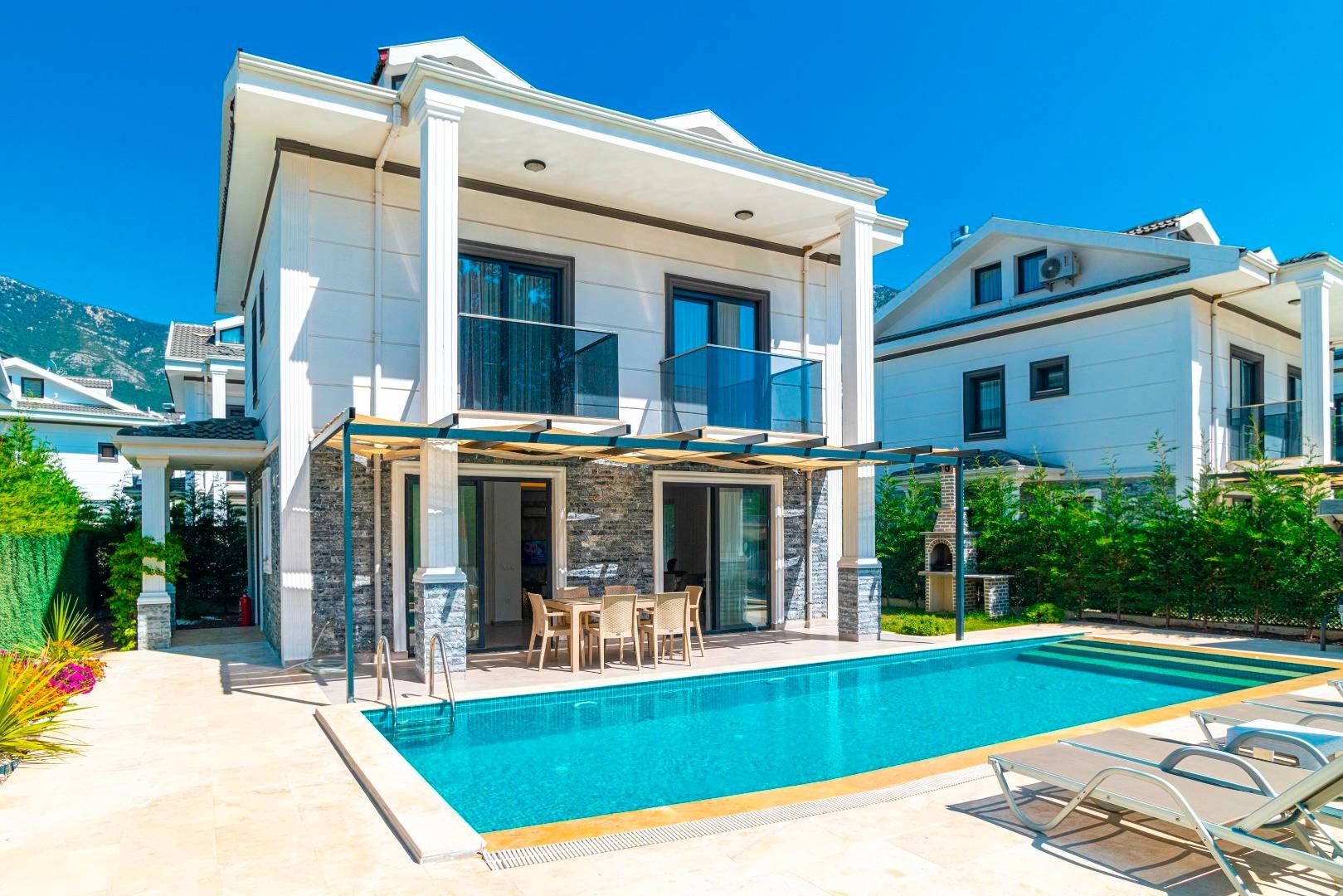 Fethiye Ölüdeniz'de Elverişli Konumda, Özel Havuzlu, 4+1 Şık Villa