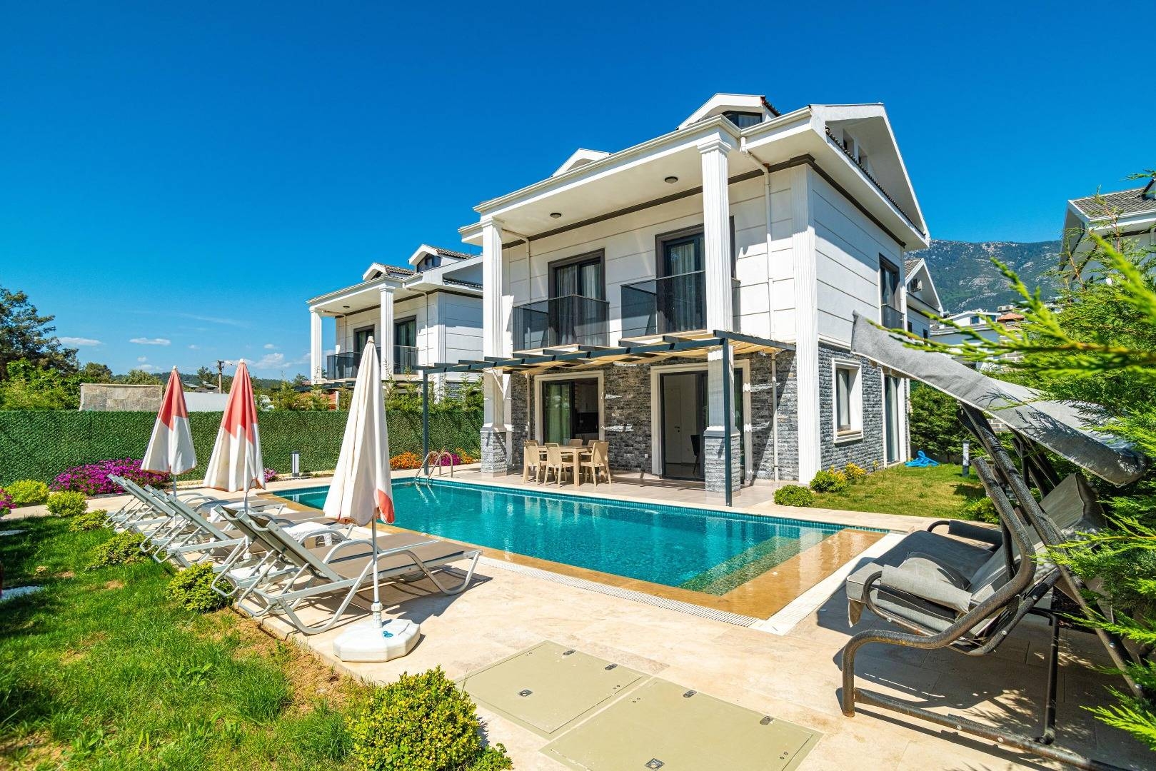 Fethiye Ölüdeniz'de Elverişli Konumda, Özel Havuzlu, 4+1 Şık Villa