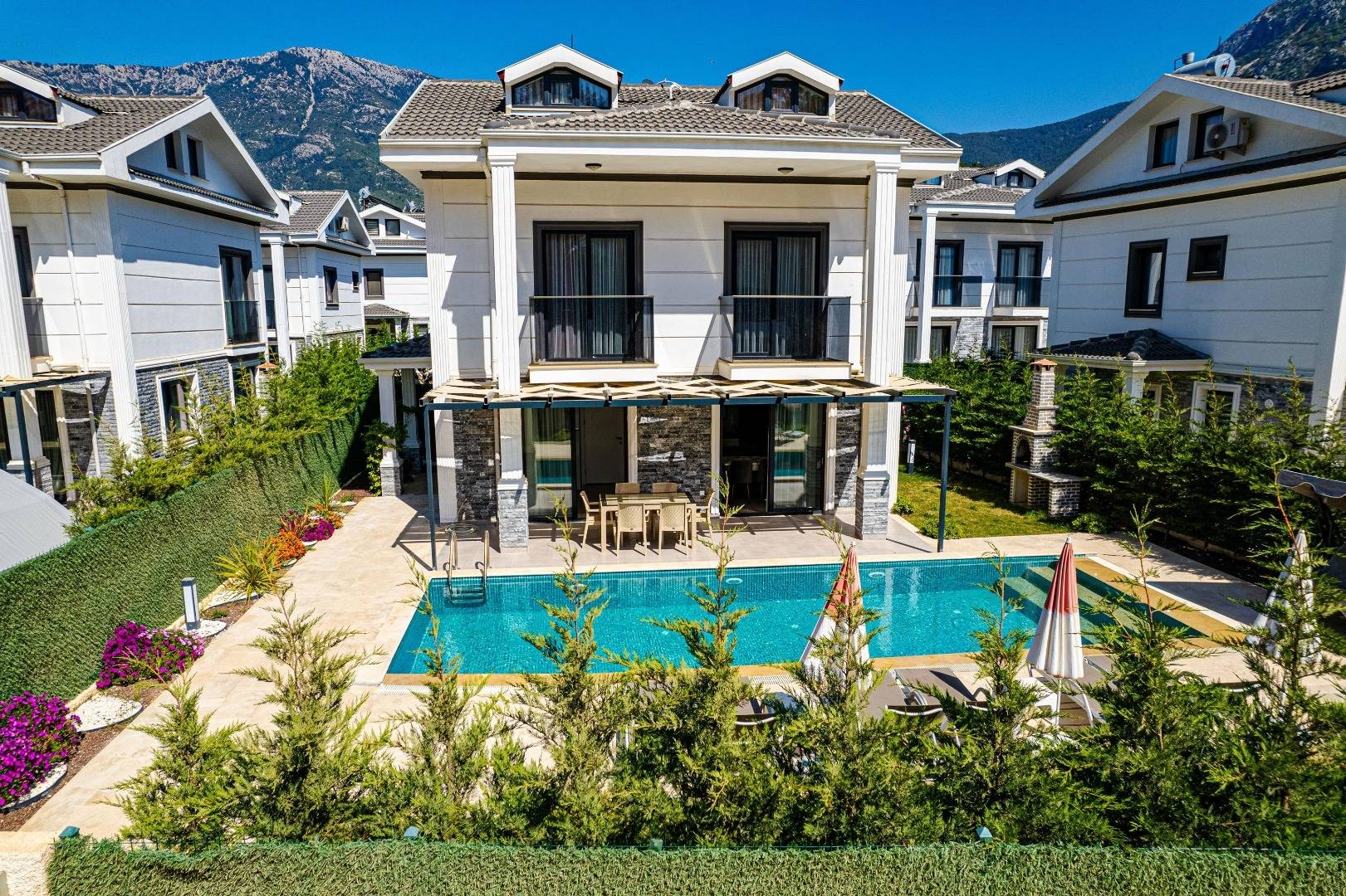 Fethiye Ölüdeniz'de Elverişli Konumda, Özel Havuzlu, 4+1 Şık Villa
