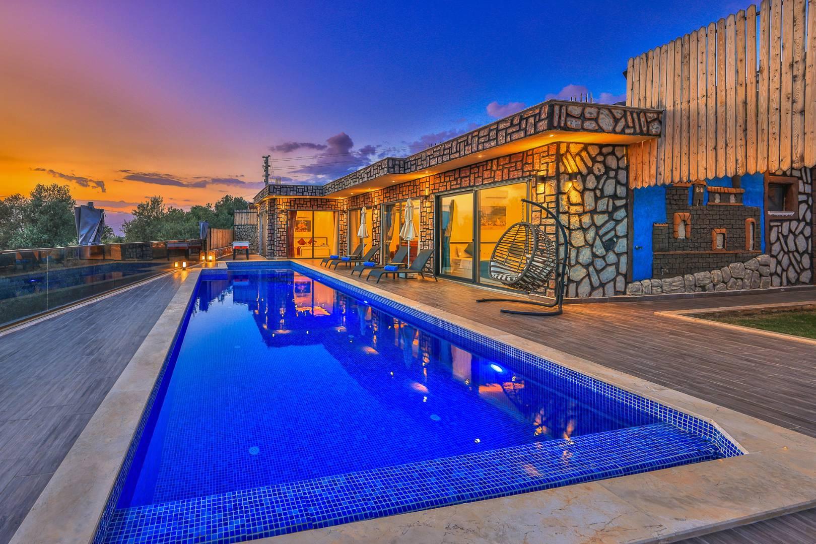 Kaş Çavdır'da Çocuk Oyun Alanlı, Özel Havuzlu, Geniş Bahçeli Villa-42318