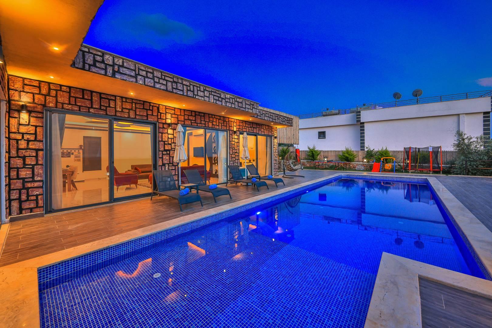 Kaş Çavdır'da Çocuk Oyun Alanlı, Özel Havuzlu, Geniş Bahçeli Villa-42318