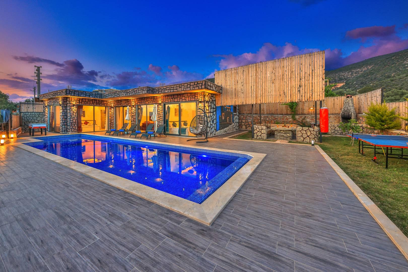 Kaş Çavdır'da Çocuk Oyun Alanlı, Özel Havuzlu, Geniş Bahçeli Villa-42318