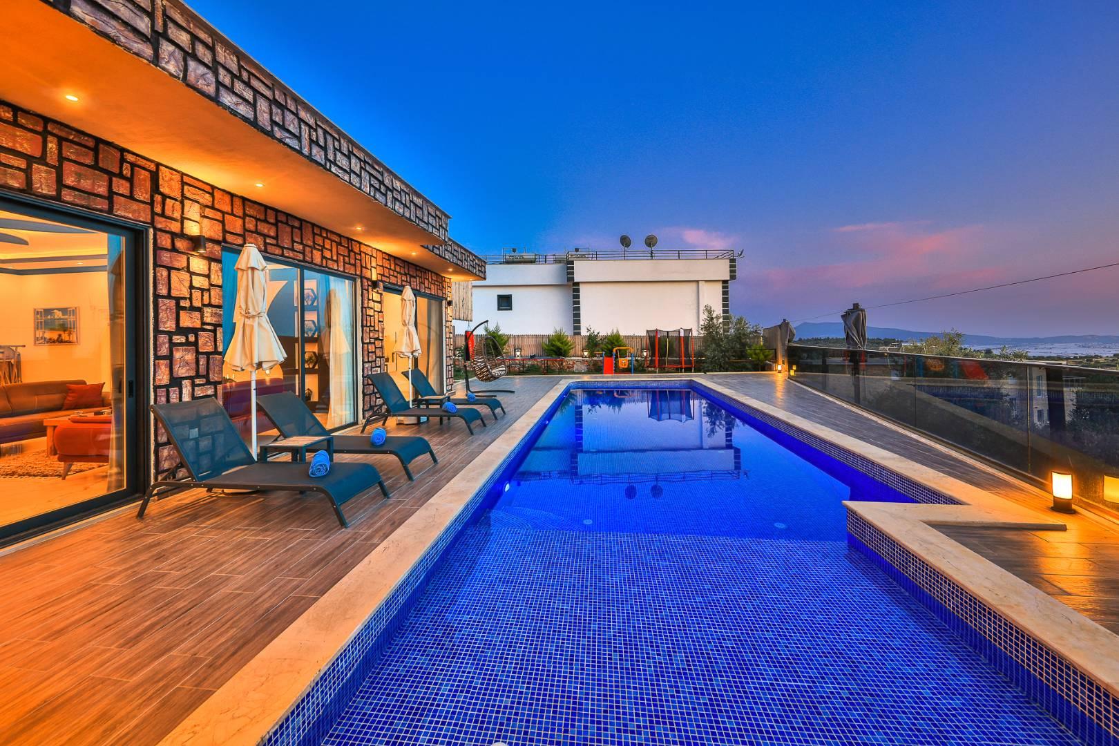 Kaş Çavdır'da Çocuk Oyun Alanlı, Özel Havuzlu, Geniş Bahçeli Villa-42318