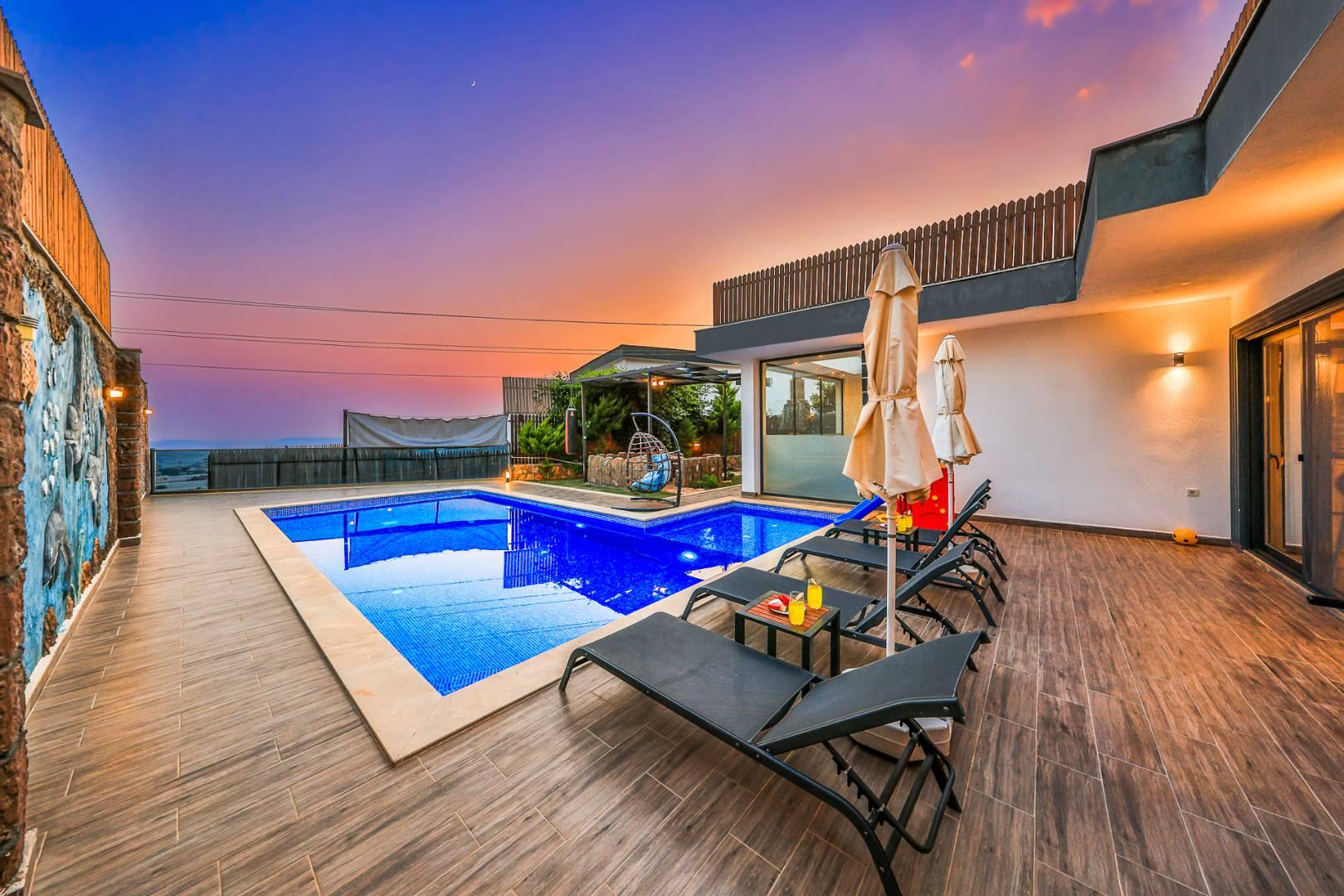 Kaş Çavdır'da Modern Tasarımlı, Açık ve Kapalı Havuzlu, Şık Villa-42322