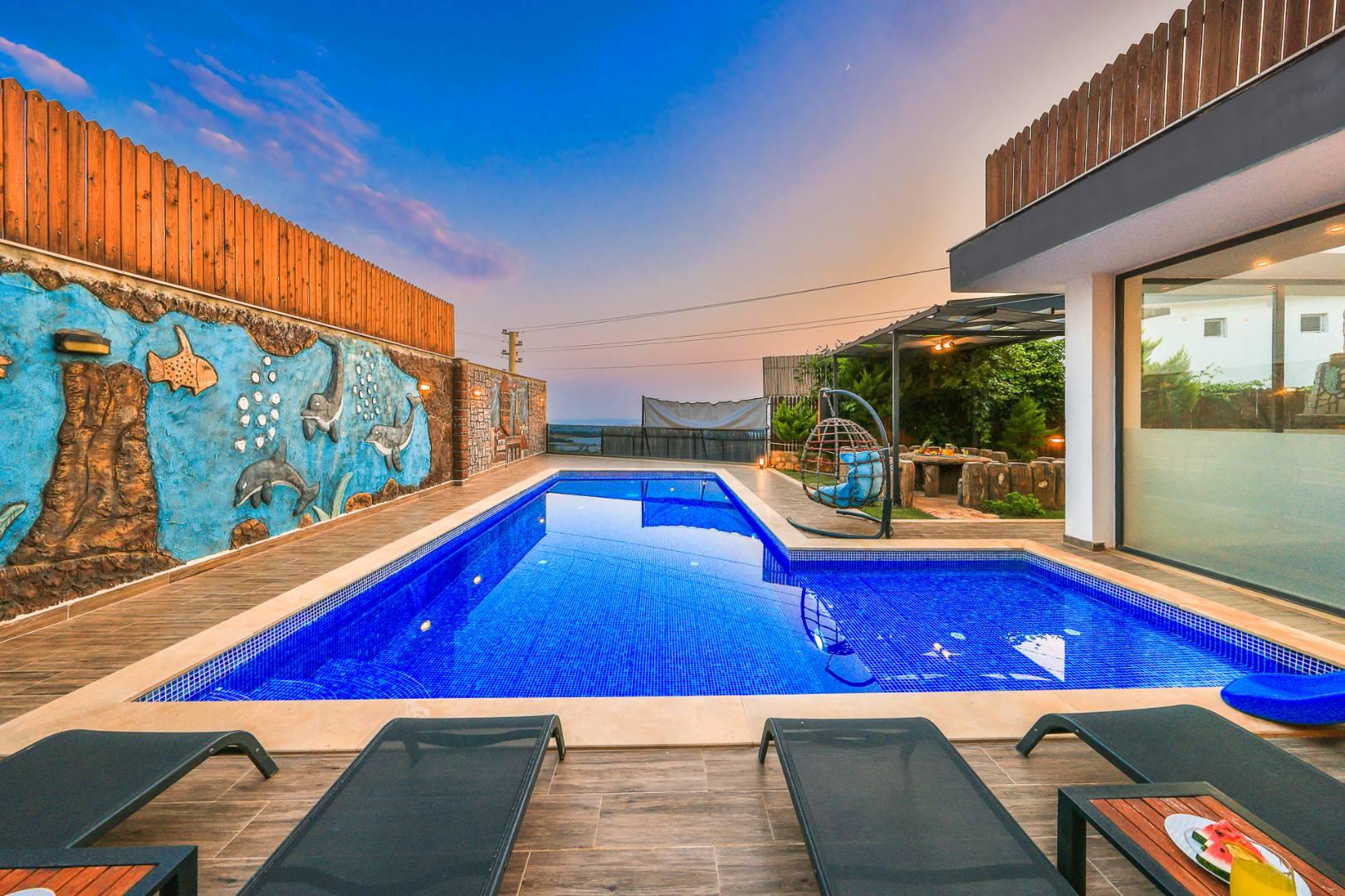 Kaş Çavdır'da Modern Tasarımlı, Açık ve Kapalı Havuzlu, Şık Villa-42322