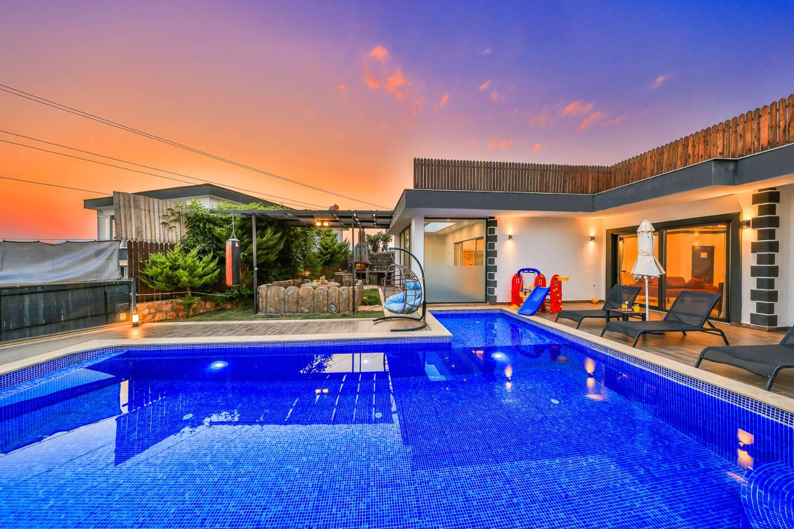 Kaş Çavdır'da Modern Tasarımlı, Açık ve Kapalı Havuzlu, Şık Villa-42322