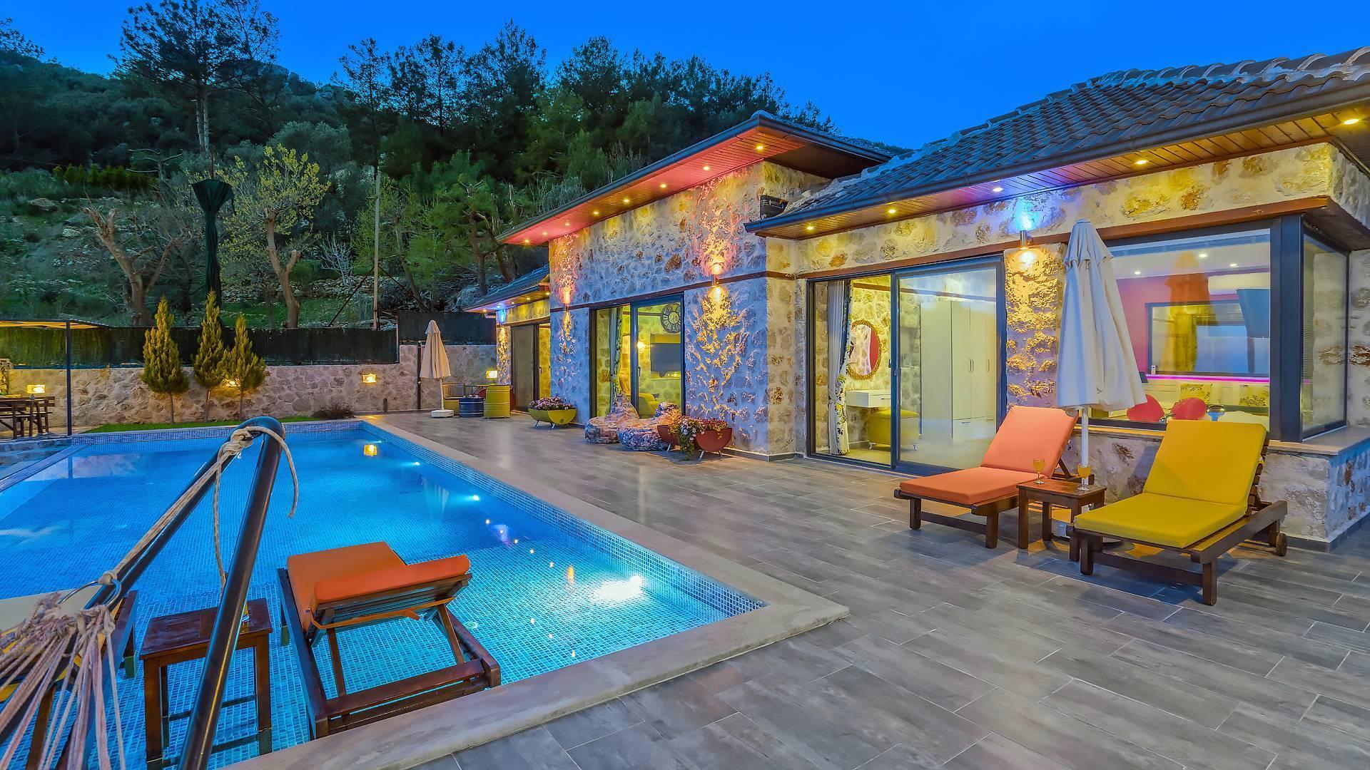 Kaş İslamlar'da Otantik Tasarımlı, Sonsuzluk Havuzlu, Konforlu Villa-42544