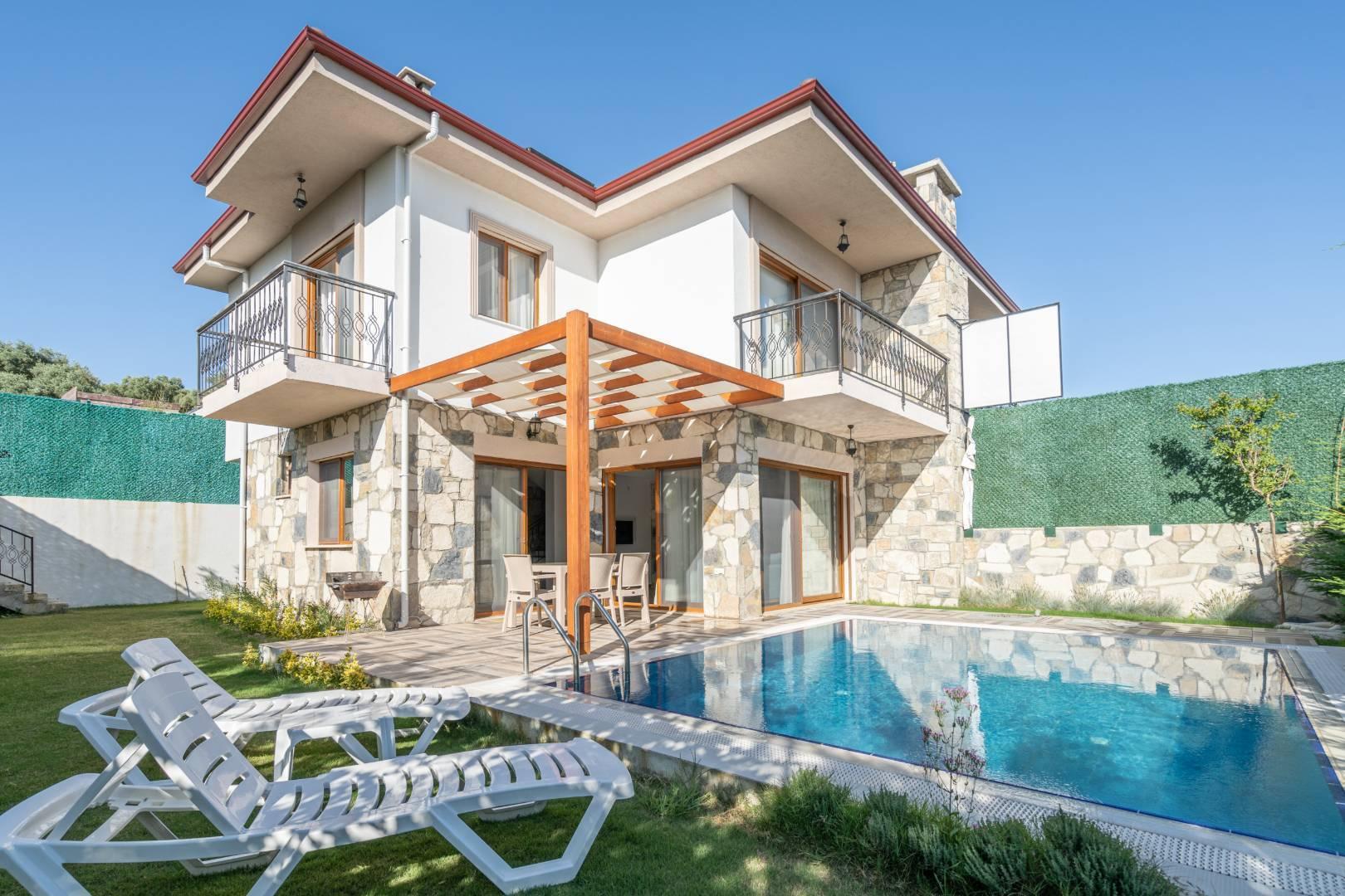 Kuşadası Caferli'de Sakin Konumda, Özel Havuzlu, Bahçeli Villa-42355