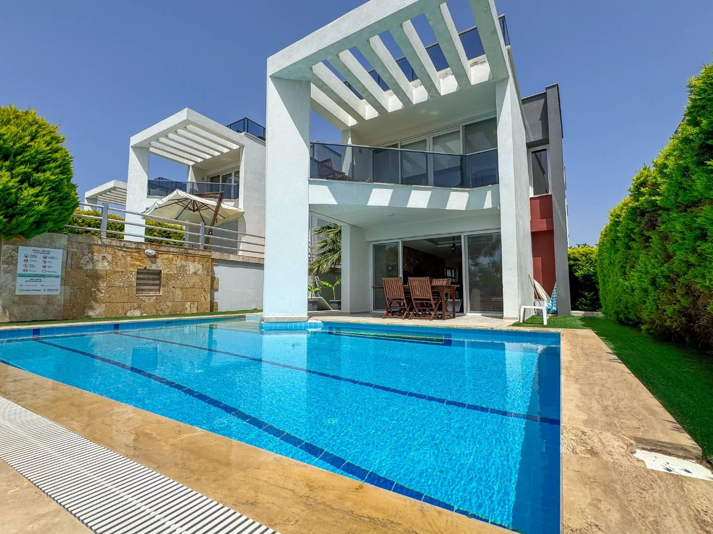 Kuşadası Soğucak'ta Kalabalık Ailelere Uygun, Özel Havuzlu, Şık Villa-19234