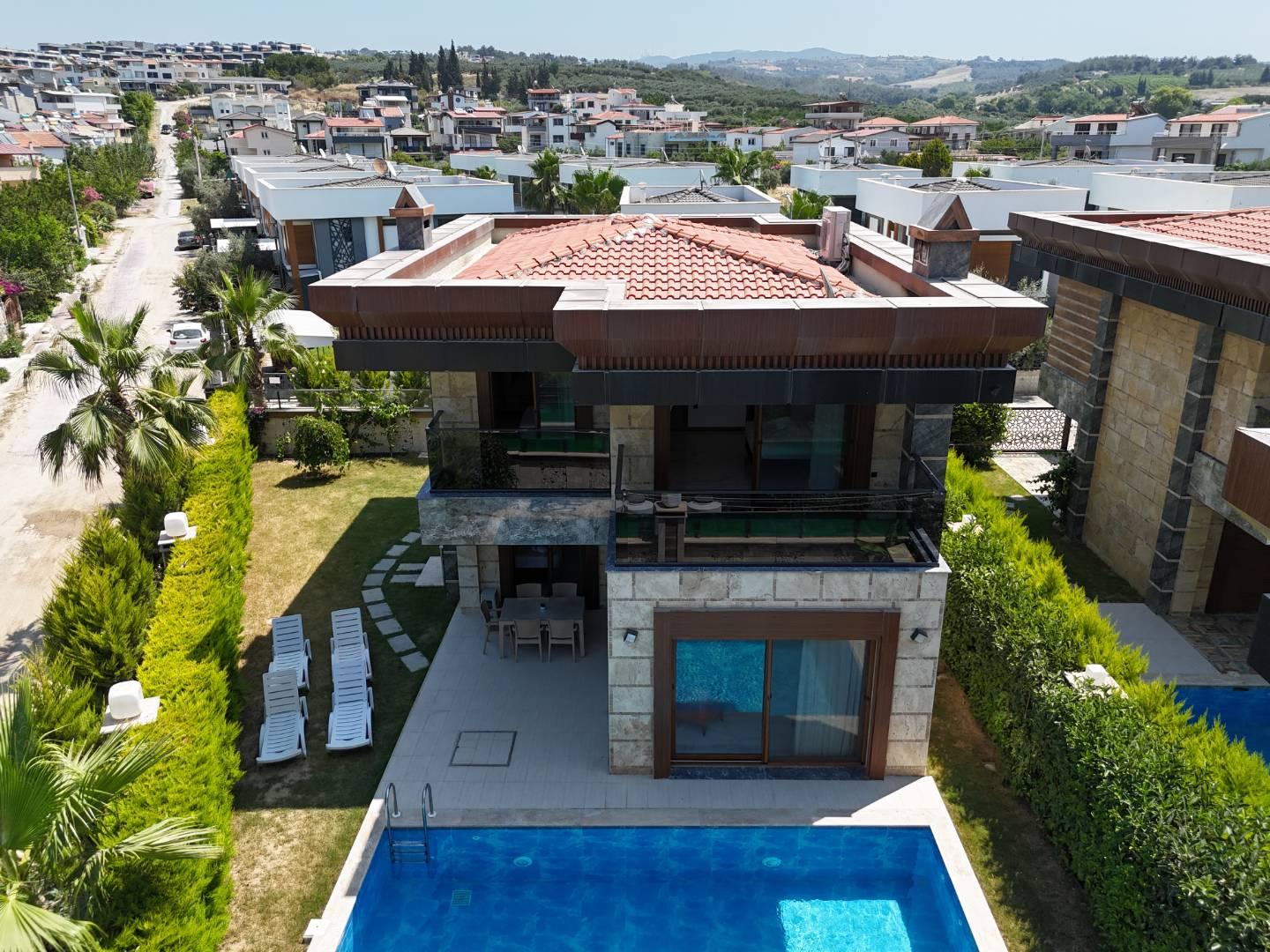 Kuşadası Soğucak'ta Modern Tasarımlı, Özel Havuzlu, Lüks Villa-42862