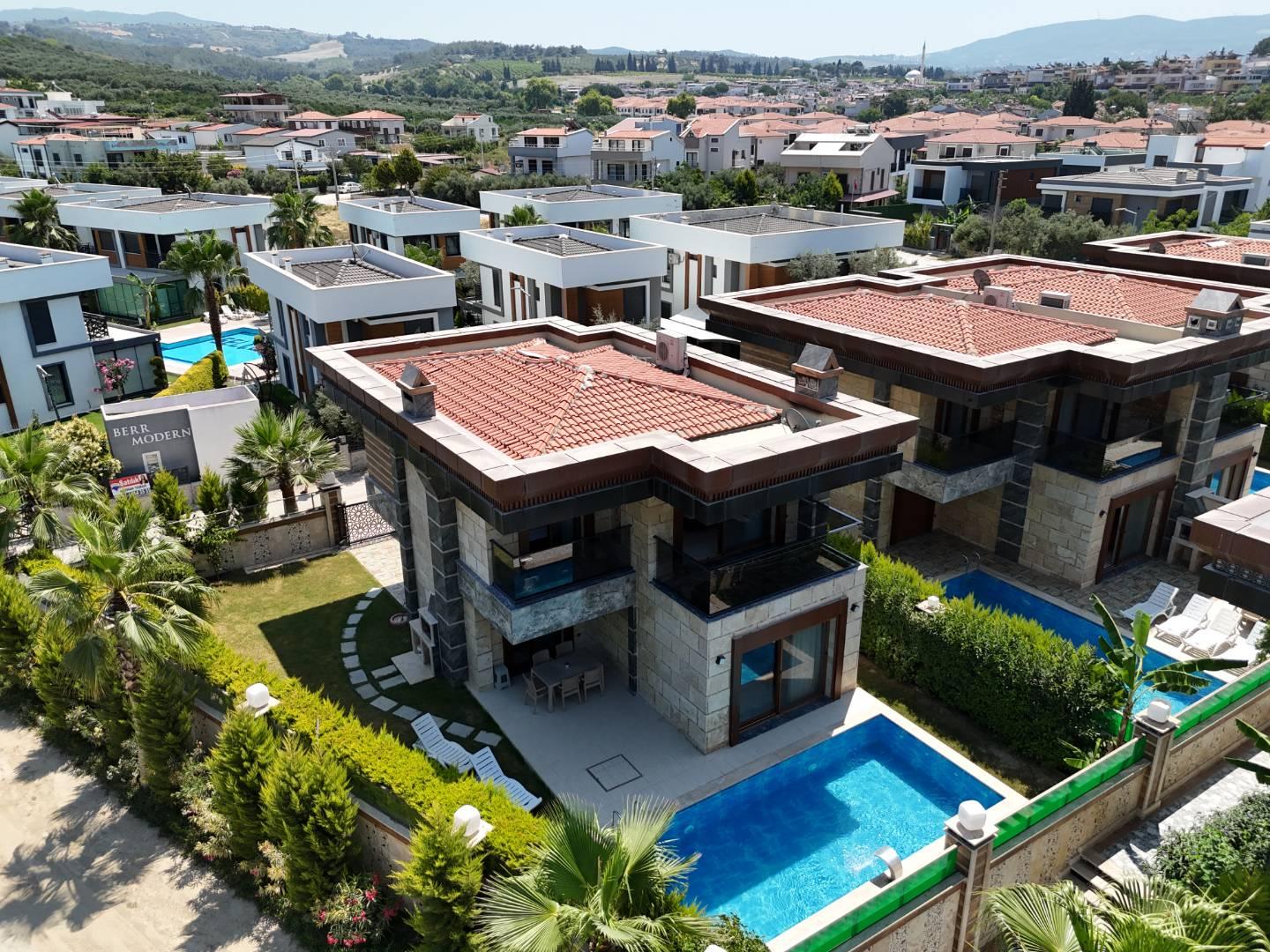 Kuşadası Soğucak'ta Modern Tasarımlı, Özel Havuzlu, Lüks Villa-42862