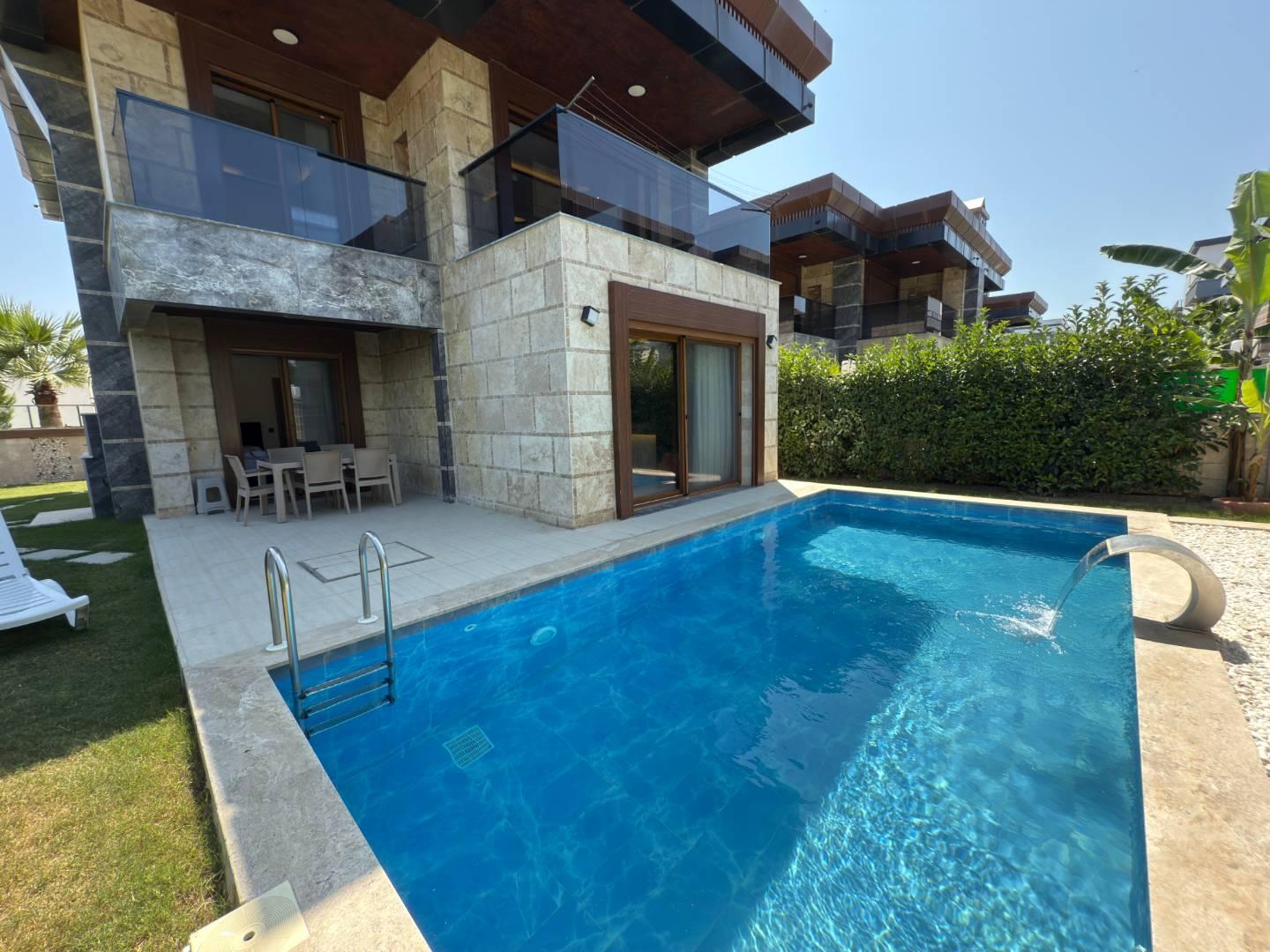 Kuşadası Soğucak'ta Modern Tasarımlı, Özel Havuzlu, Lüks Villa-42862