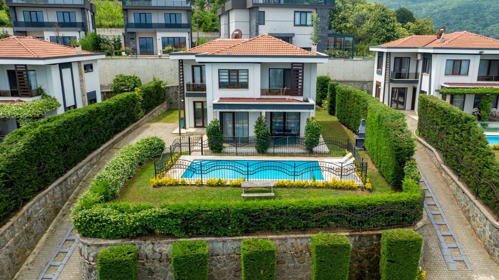 Sapanca Güldibi'nde Yeşillikler İçerisinde, Özel Havuzlu, Modern Villa