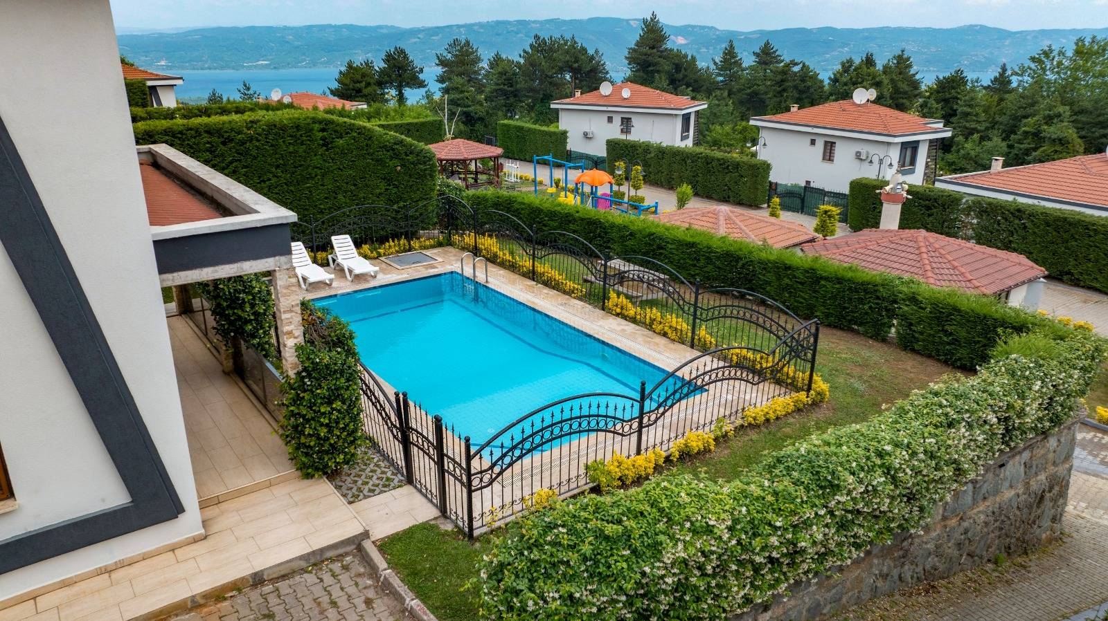 Sapanca Güldibi'nde Yeşillikler İçerisinde, Özel Havuzlu, Modern Villa