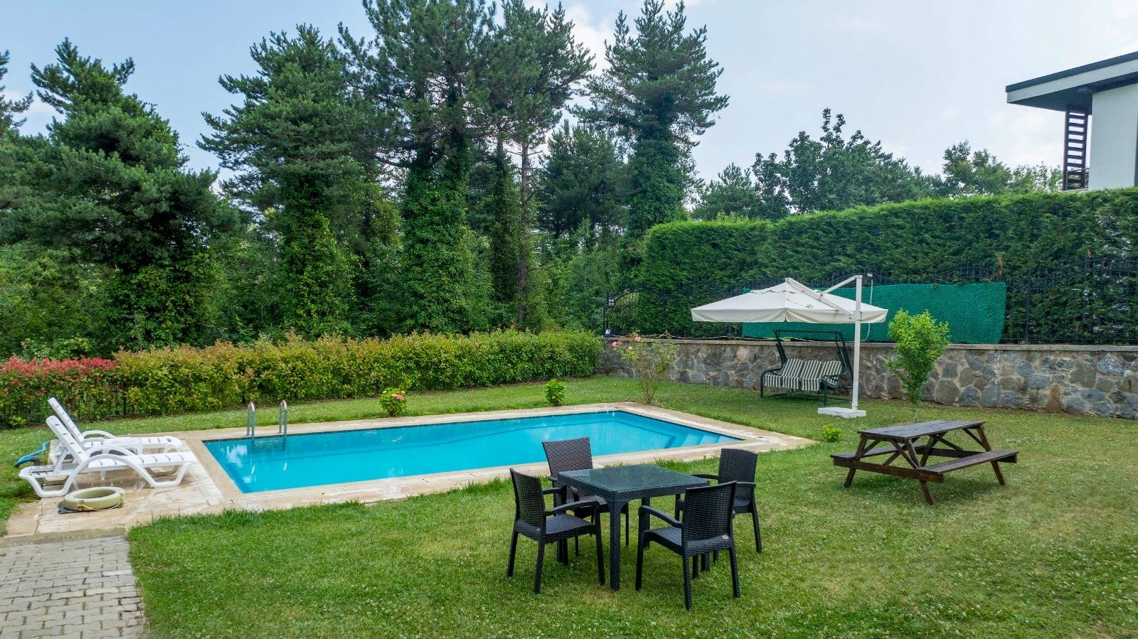 Sapanca Güldibi'nde Yeşillikler İçerisinde, Özel Havuzlu, Modern Villa